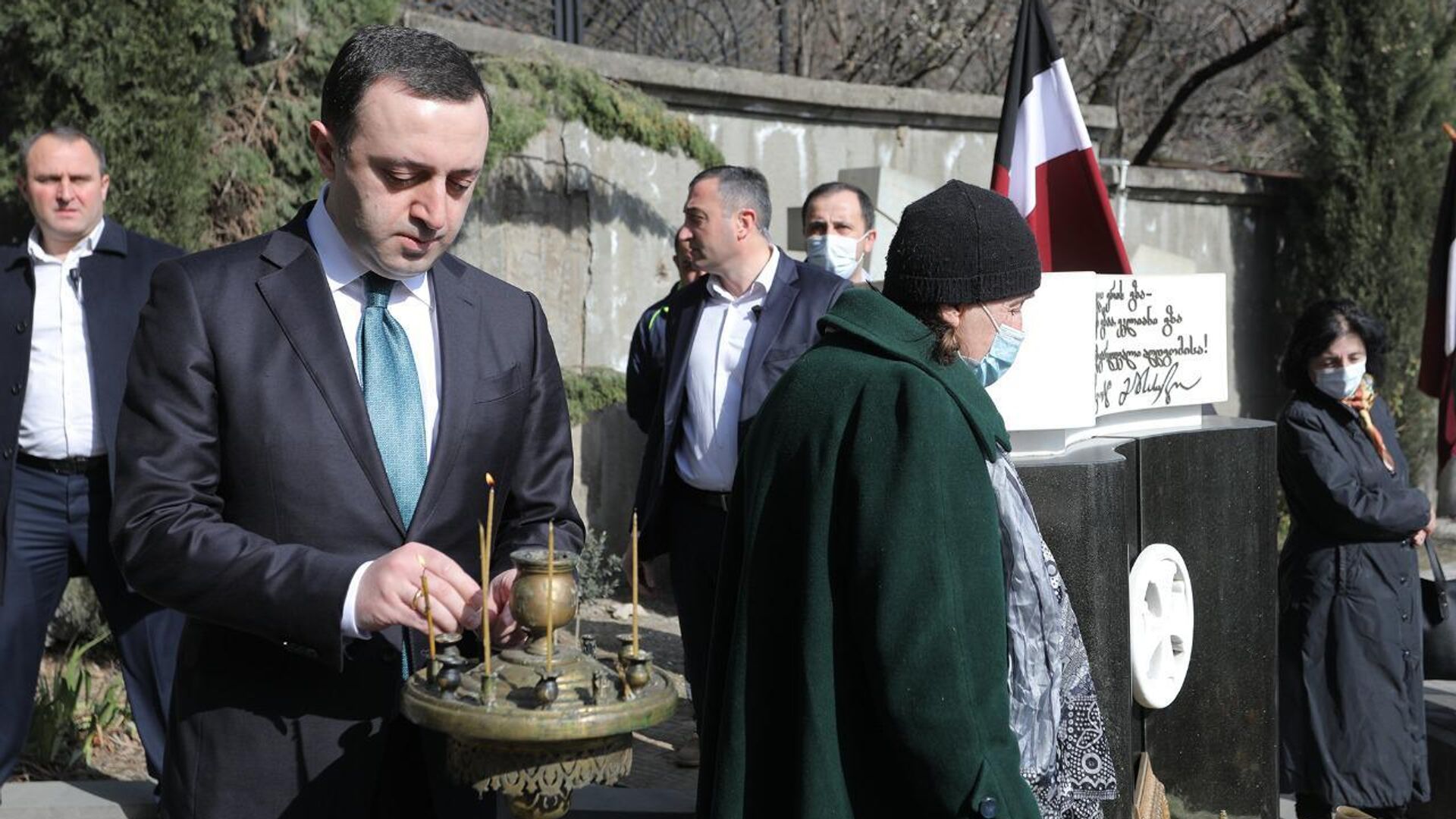Премьер Грузии Ираклий Гарибашвили почтил память Звиада Гамсахурдия - Sputnik Грузия, 1920, 31.03.2022