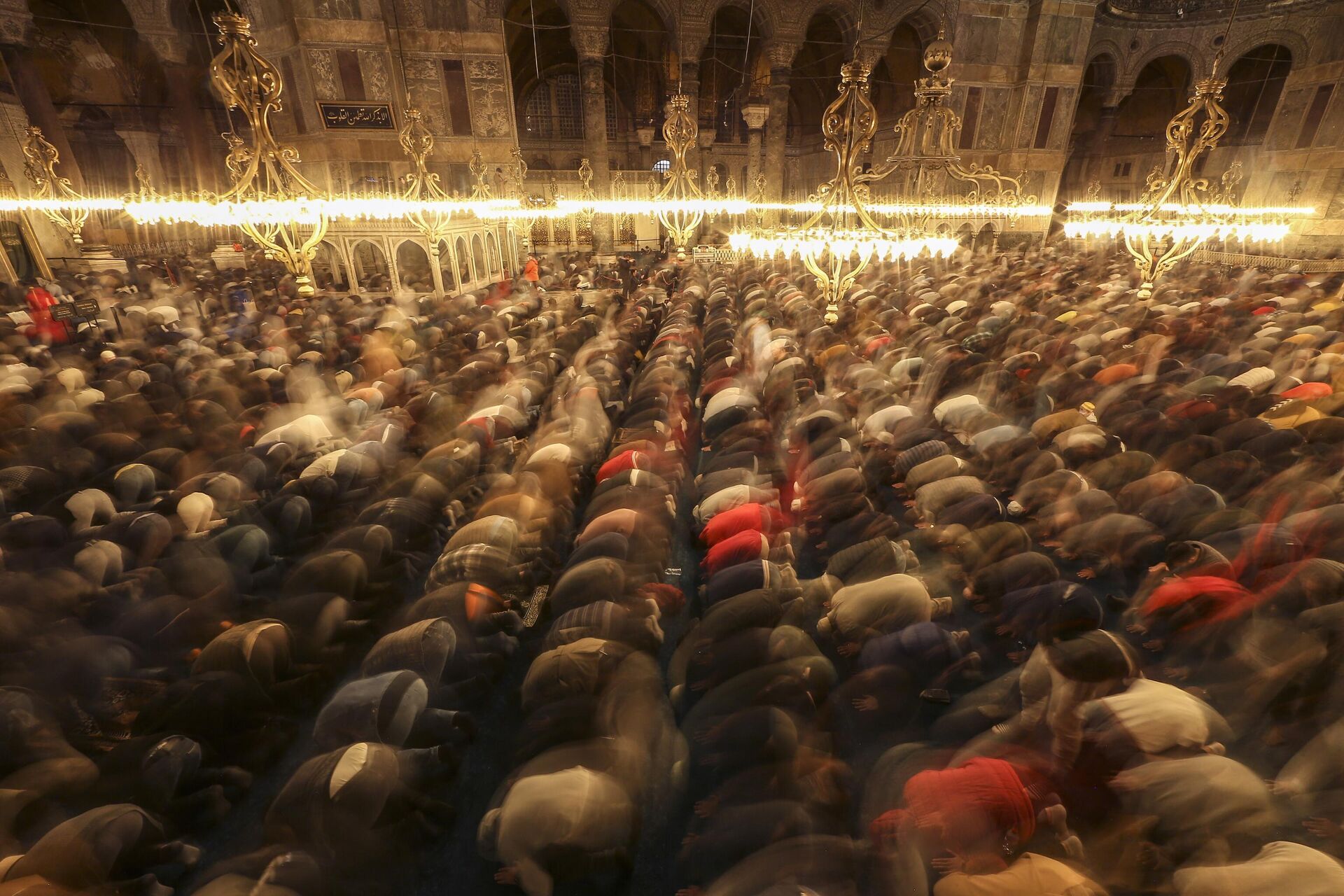 Верующие-мусульмане совершают ночную молитву накануне первого дня священного для мусульман месяца поста Рамадан в мечети Святой Софии в Стамбуле, Турция - Sputnik Грузия, 1920, 06.04.2022