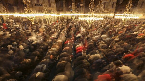 Верующие-мусульмане совершают ночную молитву накануне первого дня священного для мусульман месяца поста Рамадан в мечети Святой Софии в Стамбуле, Турция - Sputnik Грузия