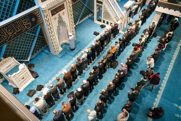 მუსლიმები მეჩეთში საღამოს ლოცვას აღავლენენ - Sputnik საქართველო