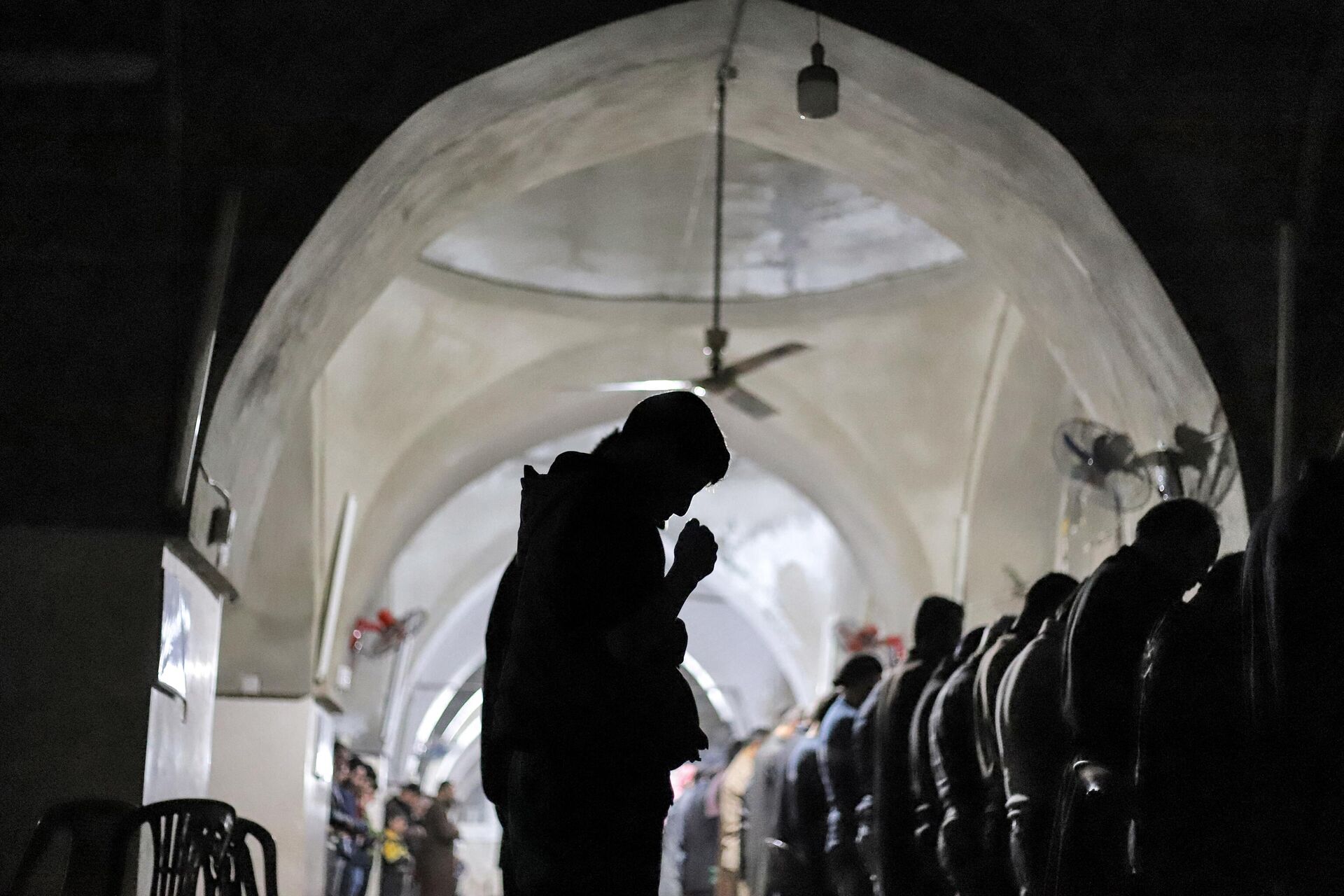 Верующие-мусульмане совершают первую вечернюю молитву перед началом поста в первую ночь священного месяца поста Рамадан в северо-западной сирийской провинции Идлиб - Sputnik Грузия, 1920, 06.04.2022