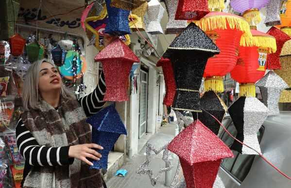 ქალი ბეირუთში ქუჩას ალამაზებს - Sputnik საქართველო