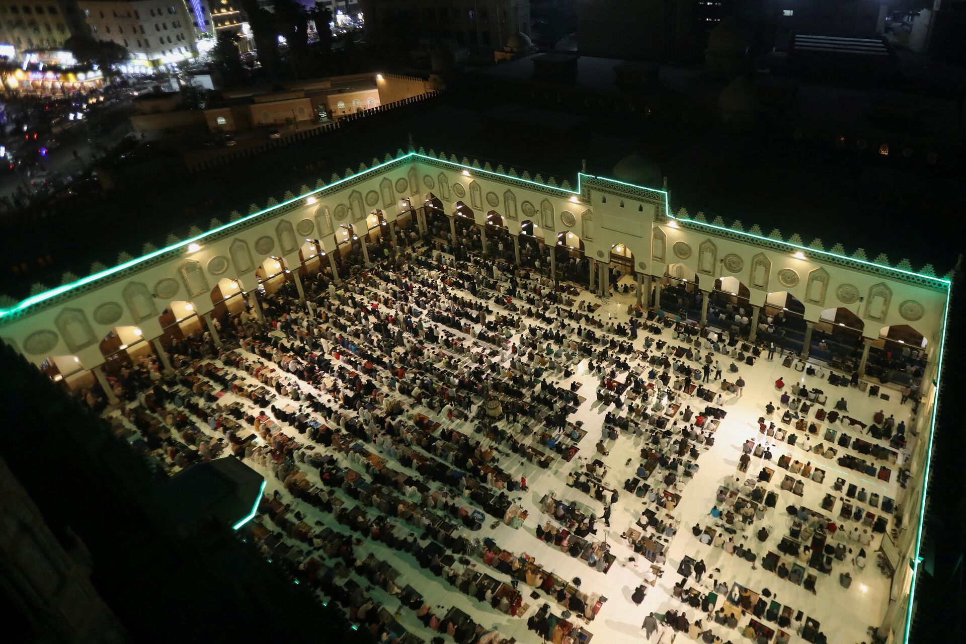 Верующие-мусульмане совершают вечерние молитвы накануне первой ночи священного месяца поста Рамадан в мечети Аль-Азхар в старом исламском районе Каира, Египет - Sputnik Грузия, 1920, 06.04.2022