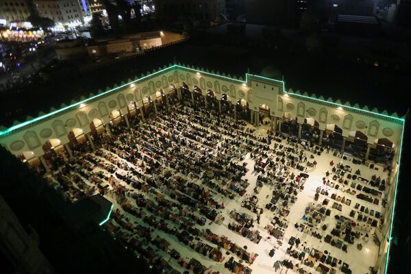 მუსლიმები საღამოს ლოცვას აღავლენენ ალ-აზჰარის მეჩეთში, კაირო - Sputnik საქართველო