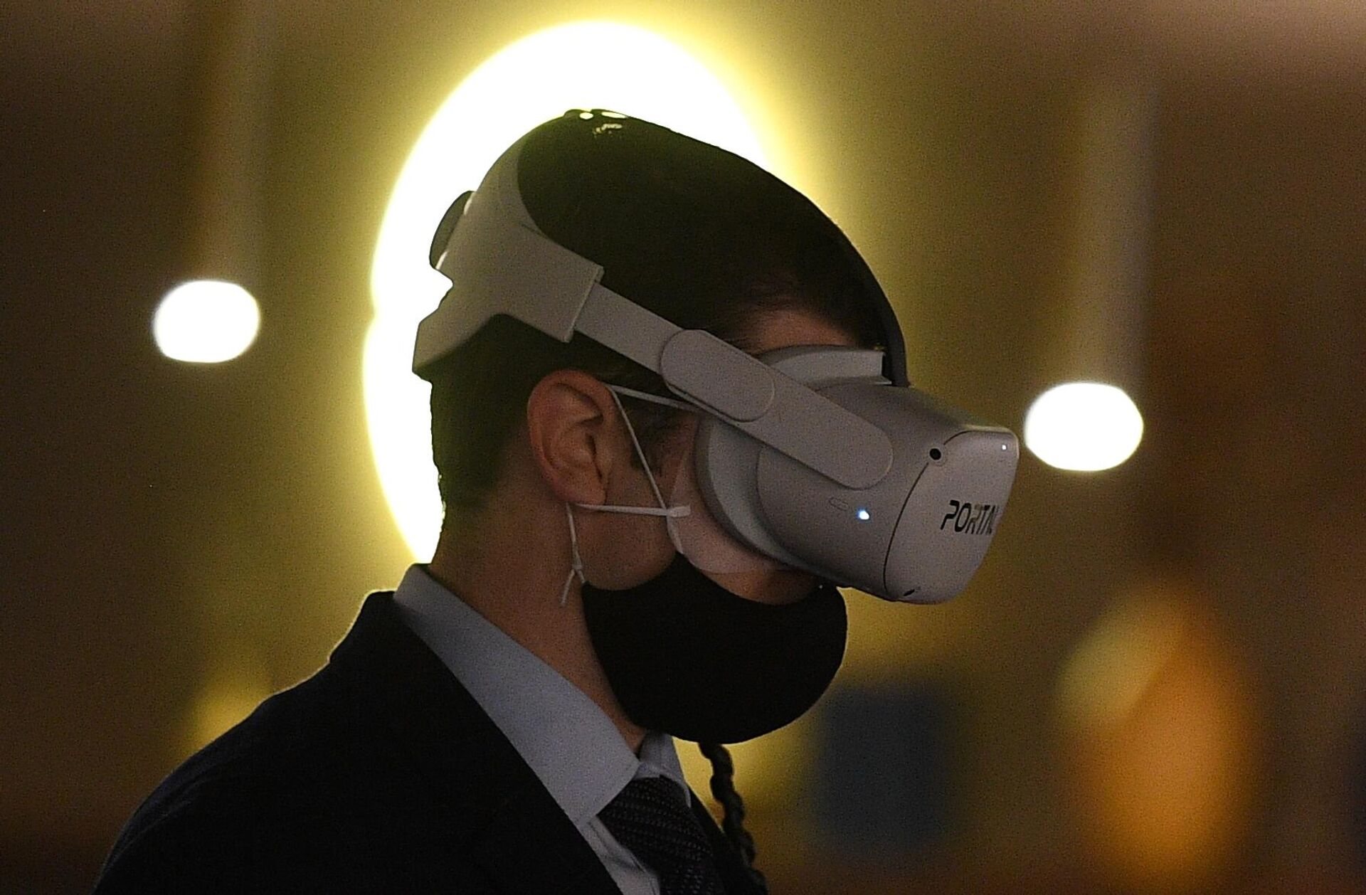 Мужчина в очках виртуальной реальности (VR) - Sputnik Грузия, 1920, 10.06.2022