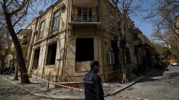 На месте взрыва в Баку, произошедшего 3 апреля 2022 года на объекте, расположенном по улице Тарлана Алиярбекова в Сабаильском районе - Sputnik Грузия