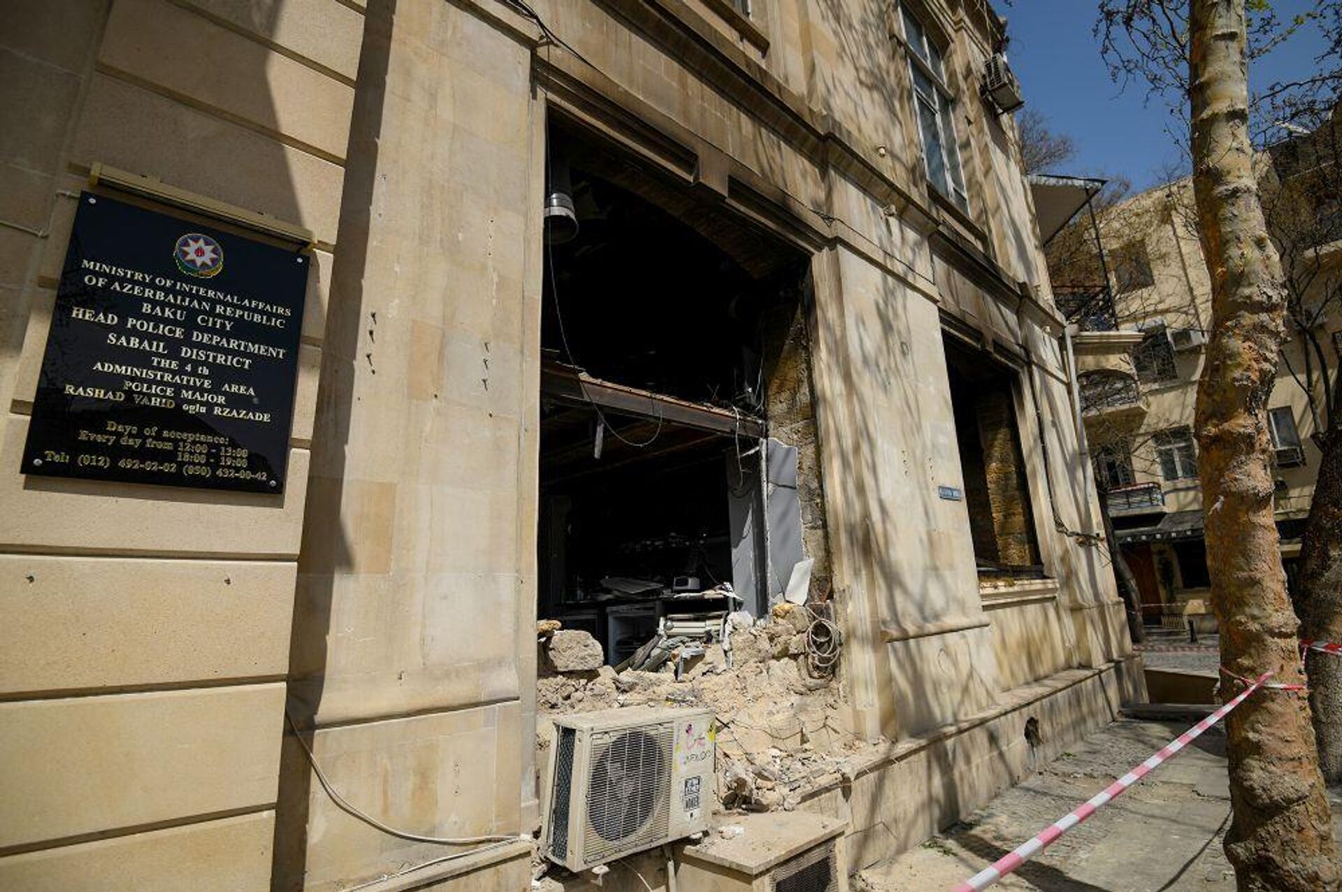На месте взрыва в Баку, произошедшего 3 апреля 2022 года на объекте, расположенном по улице Тарлана Алиярбекова в Сабаильском районе - Sputnik Грузия, 1920, 09.04.2022