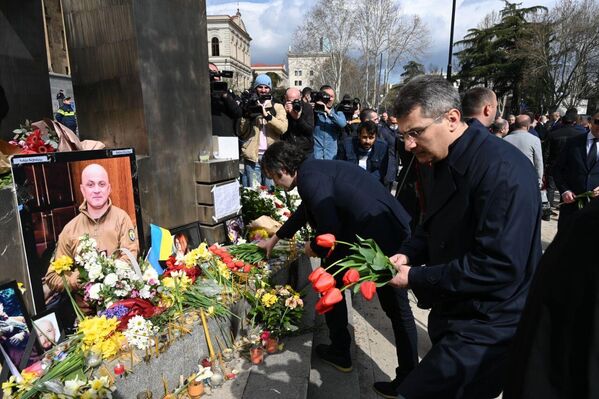 По сложившейся традиции в этот день тбилисцы в память о погибших усыпают тюльпанами лестницу, ведущую к зданию парламента Грузии. - Sputnik Грузия