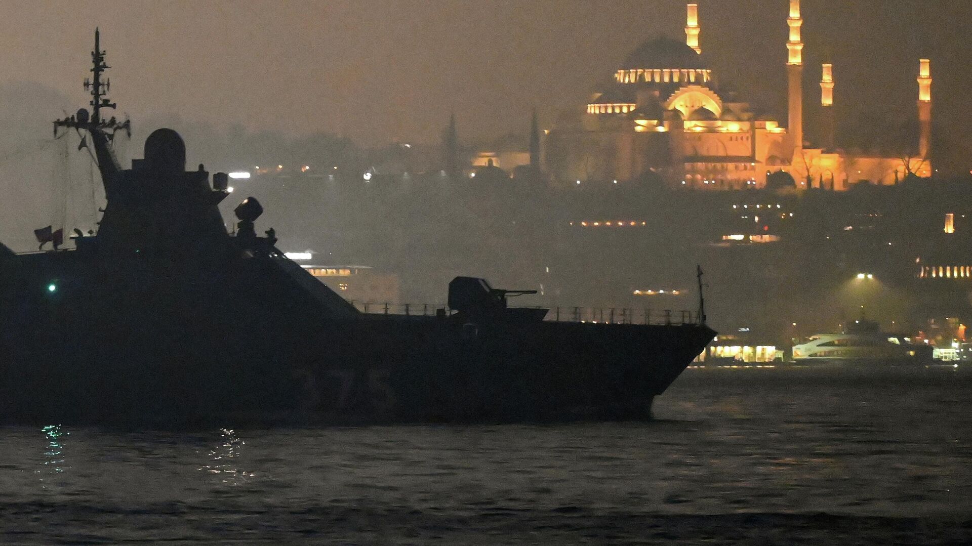Военный корабль РФ проходит пролив Босфор и Дарданеллы в Турции  - Sputnik Грузия, 1920, 10.04.2022