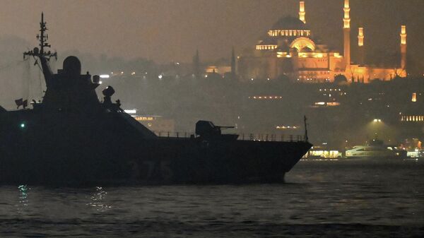 Военный корабль РФ проходит пролив Босфор и Дарданеллы в Турции  - Sputnik Грузия