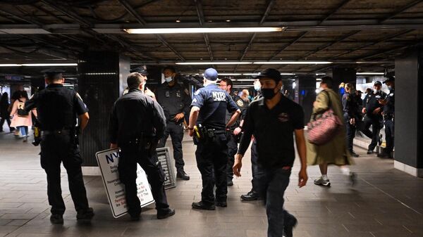 Полиция на месте стрельбы в метро в Нью Йорке - Sputnik Грузия