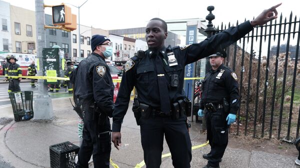 Полиция и сотрудники службы экстренной помощи собираются на месте сообщения о расстреле нескольких человек за пределами станции метро 36 St 12 апреля 2022 года в Бруклинском районе Нью-Йорка - Sputnik Грузия