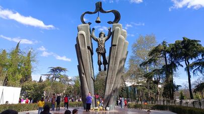 Памятник родному языку в парке Деда Эна