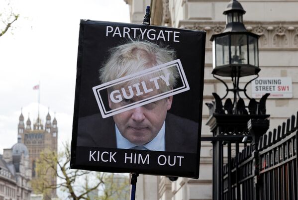 Плакат, призывающий к отставке премьер-министра Великобритании Бориса Джонсона, во время акции протеста у входа на Даунинг-стрит - Sputnik Грузия