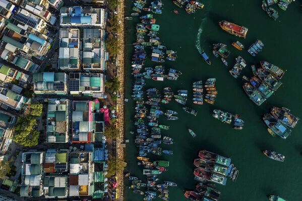 Рыбацкие лодки, пришвартованные в гавани на отдаленном острове Чеунг Чау в Гонконге - Sputnik Грузия