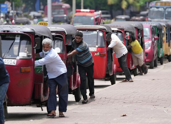 Шри-ланкийские водители авторикш стоят в очереди, чтобы купить бензин возле заправочной станции в Коломбо - Sputnik Грузия