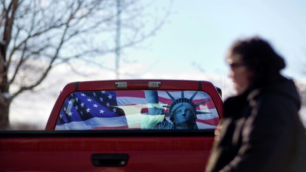 Автомобиль, на котором приклеен флаг США и статуя свободы. Архивное фото - Sputnik Грузия