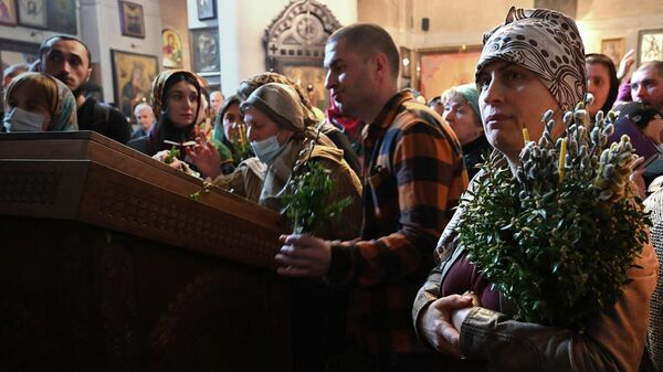 Православные верующие в Грузии празднуют Вербное воскресенье - видео - Sputnik Грузия