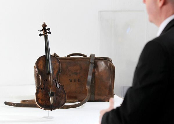 Скрипка британского скрипача и руководителя оркестра &quot;Титаника&quot; в его первом рейсе Уоллеса Хартли, а также кожаный футляр инструмента - Sputnik Грузия