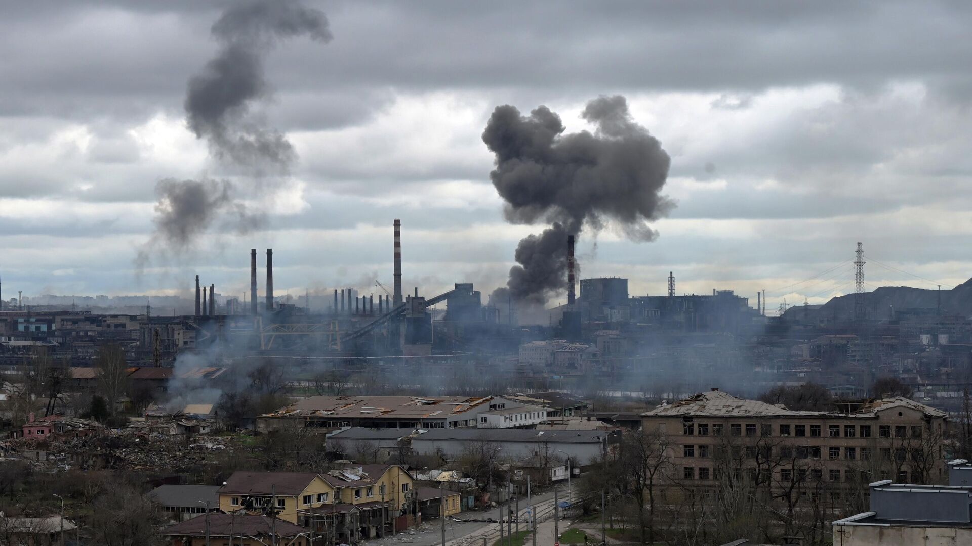 Дым над заводом Азовсталь в Мариуполе (14 апреля 2022). Украина - Sputnik Грузия, 1920, 20.04.2022