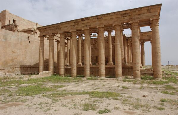 Разрушенный древний город Хатра в Ираке. Руины Хатры уничтожены боевиками ИГИЛ в марте 2015 года - Sputnik Грузия