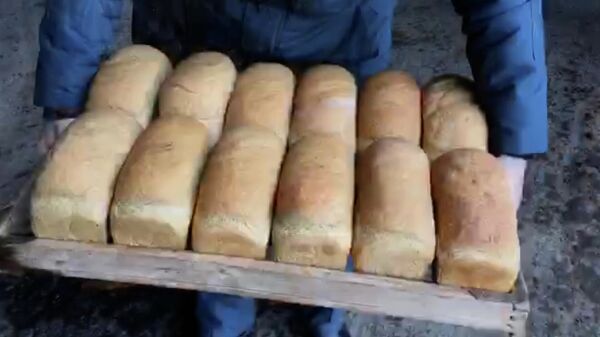 Российские военные пекут хлеб для жителей Мариуполя - видео - Sputnik Грузия