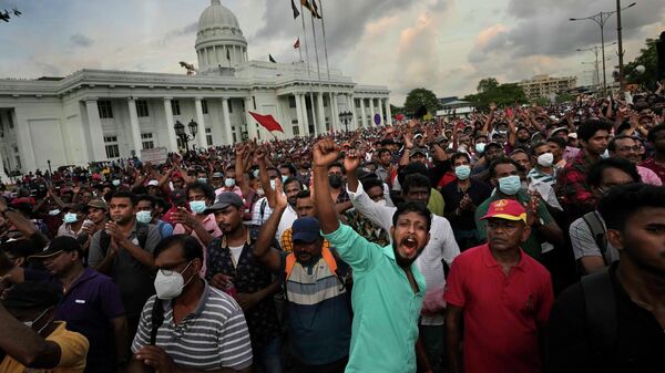 Члены оппозиционной политической партии Шри-Ланки Национальная народная власть выкрикивают антиправительственные лозунги во время митинга протеста в Коломбо - Sputnik Грузия