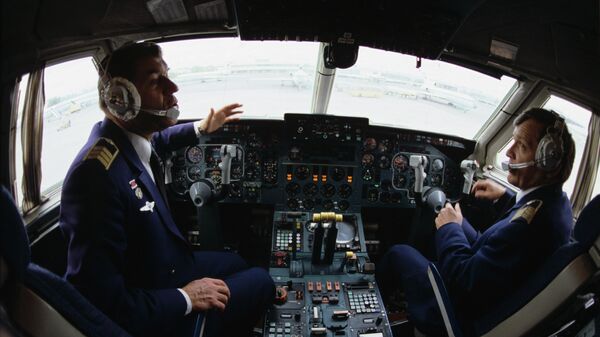 Пилоты в кабине самолета - Sputnik Грузия