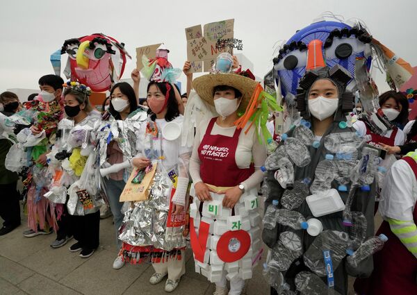 Активисты-экологи в одежде из пластиковых отходов участвуют в кампании, посвященной Дню Земли против изменения климата в Сеуле, Южная Корея - Sputnik Грузия