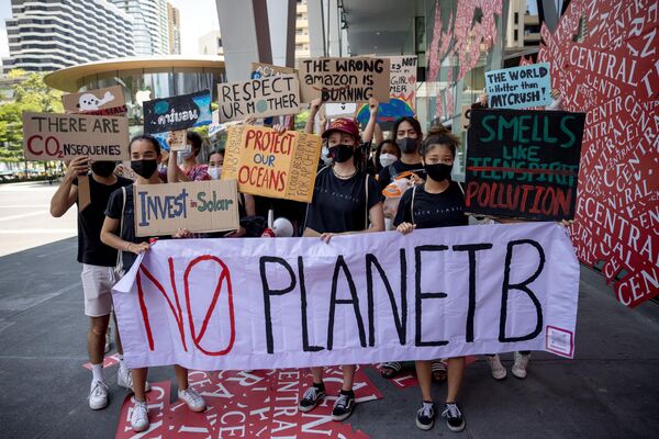 Молодые протестующие несут плакаты во время марша &quot;Климатическая забастовка&quot; к Министерству природных ресурсов и развития Таиланда  - Sputnik Грузия
