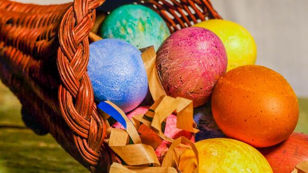 Как приготовить натуральные краски для яиц на Пасху - видео - Sputnik Грузия