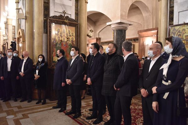 Правило ношения масок соблюдали и члены правительства Грузии, присутствующие на торжественном богослужении. - Sputnik Грузия