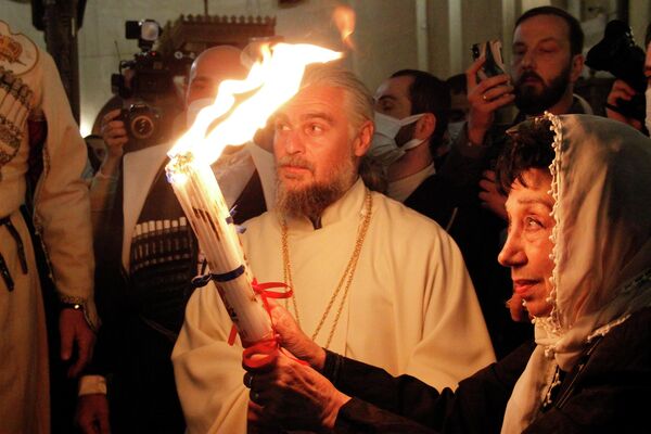 სამებაში შეკრებილი მორწმუნეებისთვის წმინდა ცეცხლი იერუსალიმიდან ჩაიტანეს სამებაში შეკრებილი მორწმუნეებისთვის წმინდა ცეცხლი იერუსალიმიდან ჩაიტანეს - Sputnik საქართველო