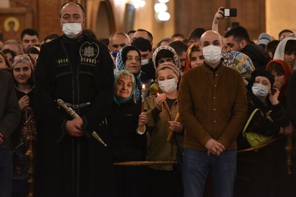 სადღესასწაულო წირვაზე დამსწრეთა ნაწილი ქართულ ეროვნულ სამოსში იყო გამოწყობილი სადღესასწაულო წირვაზე დამსწრეთა ნაწილი ქართულ ეროვნულ სამოსში იყო გამოწყობილი - Sputnik საქართველო