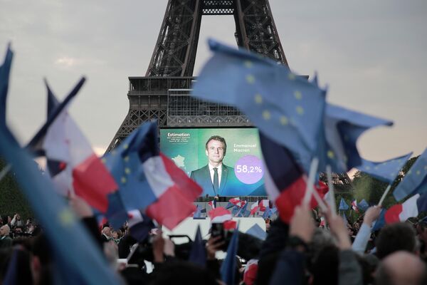 Сторонники президента Франции Эммануэля Макрона празднуют сообщения о его победе - Sputnik Грузия