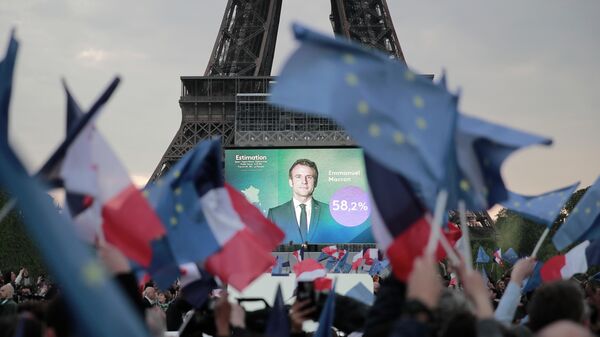 Портрет президента Франции Эммануэля Макрона после победы во Франции  - Sputnik Грузия