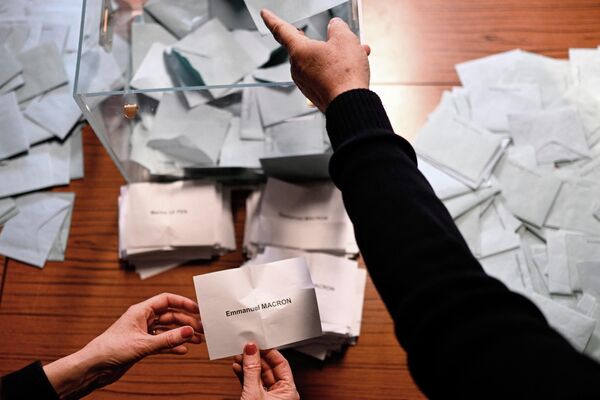 За Макрона проголосовали более 58% избирателей - Sputnik Грузия