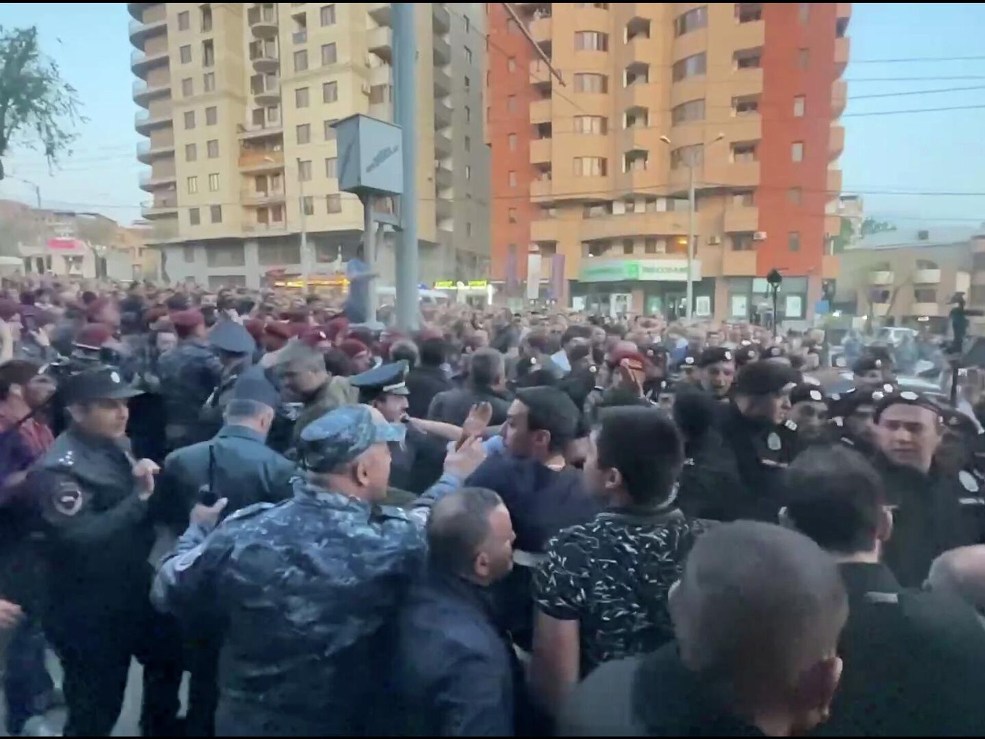 Последний новости еревана армения видео. Полиция протесты Армения. Шествие в Ереване. Волнения в Армении 25 апреля 2022. Полицейские машины в Ереване.