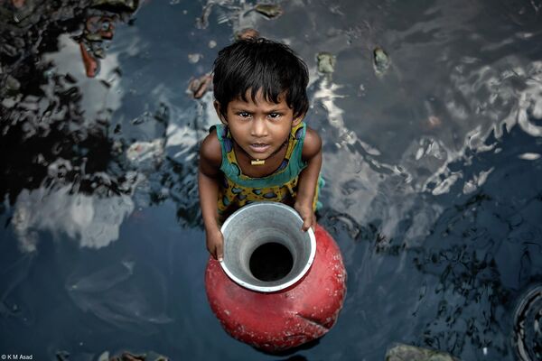 Снимок &quot;Куда улетают мечты&quot;. Маленькая девочка вместе со своей старшей сестрой набирает воду в трущобах Чад-Уддан в Дакке, Бангладеш - Sputnik Грузия