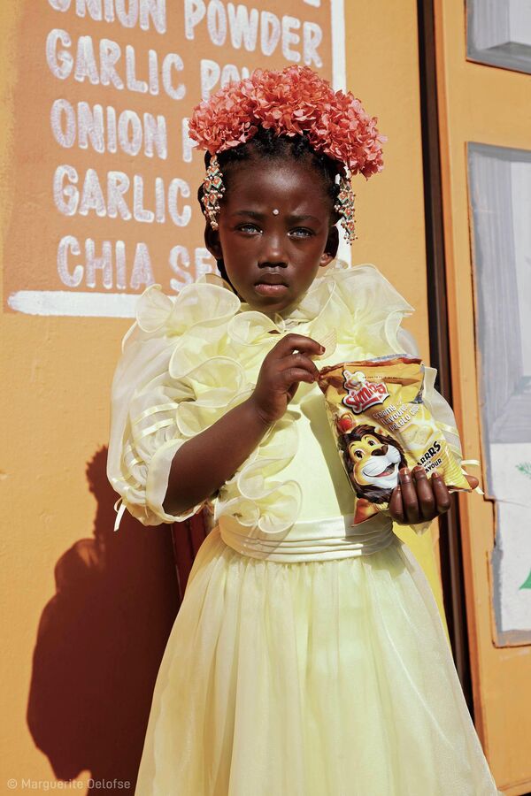Снимок &quot;Цветочница с пакетом чипсов Simba&quot;   южноафриканского фотографа Маргерит Оэлофсе - Sputnik Грузия