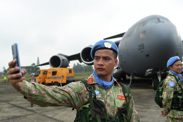 Солдат миротворческих сил ООН во Вьетнаме делает селфи у самолета - Sputnik Грузия