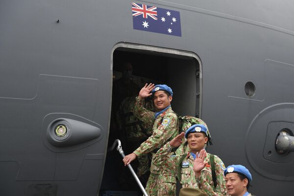 Военнослужащие, участвующие в миротворческой миссии, машут с трапа самолета Королевских ВВС Австралии перед вылетом из Ханоя - Sputnik Грузия