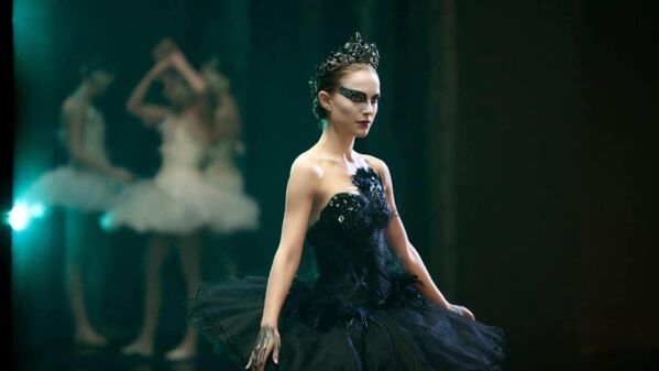 Актриса Натали Портман в фильме &quot;Черный лебедь&quot;. Для съемок в картине Натали Портман в течение года занималась балетом. Актриса сама оплачивала уроки. Помимо этого актриса сильно похудела, чтобы лучше сыграть настоящую балерину - Sputnik Грузия