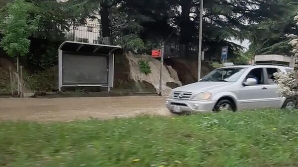 В Тбилиси затопило оживленный проспект - видео очевидца - Sputnik Грузия