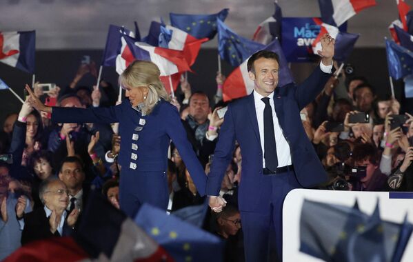 Президент Франции Эммануэль Макрон и его жена Бриджит Макрон празднуют победу на президентских выборах во Франции - Sputnik Грузия