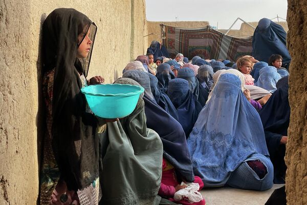 Люди ждут продовольственное пожертвование от фонда &quot;Загробная жизнь&quot; во время священного для ислама месяца поста Рамадан в Кандагаре - Sputnik Грузия