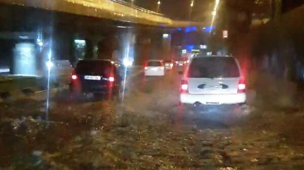 Вода затопила набережную Тбилиси после сильного ливня  - видео - Sputnik Грузия