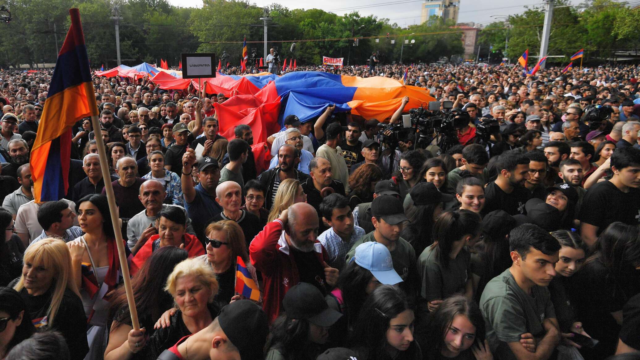 Многотысячный митинг оппозиции проходит в центре Еревана