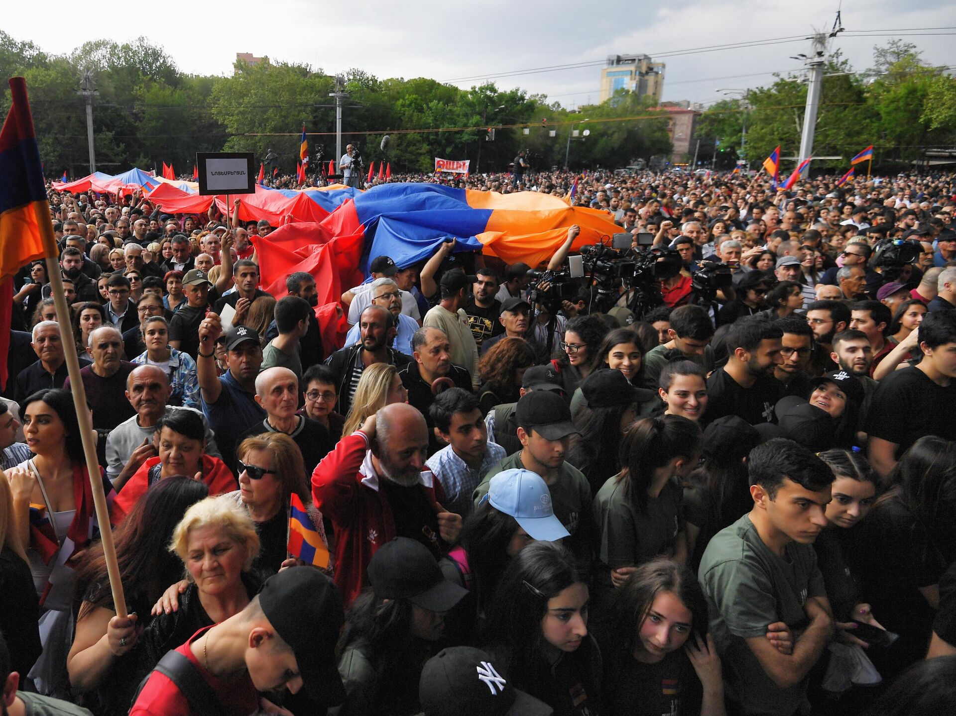 Ереван сегодня сейчас. Митинги в Ереване 2022. Протесты в Армении 2022. Спутник Армения протесты в Армении 2022. Армения митинги оппозиции 2022.