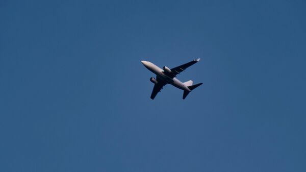 Пассажирский самолет в небе над столицей Грузии - Sputnik Грузия